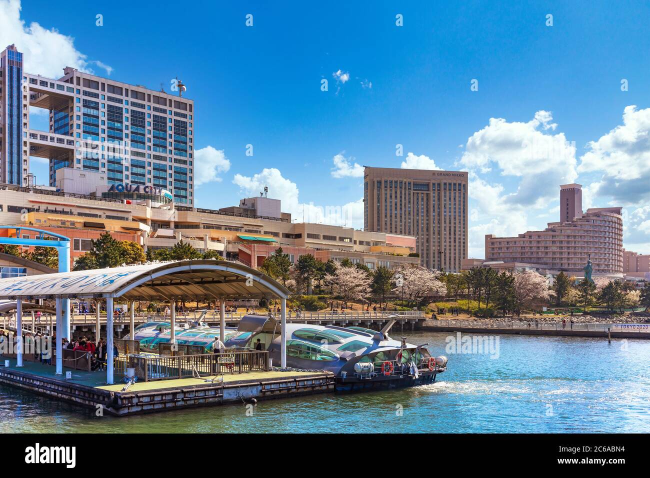 tokyo, giappone - marzo 01 2020: Vista in primavera del pontile della CROCIERA DI TOKYO Odaiba Seaside Park dove i turisti si allineano per salire sulla spaziale Giapponese Foto Stock