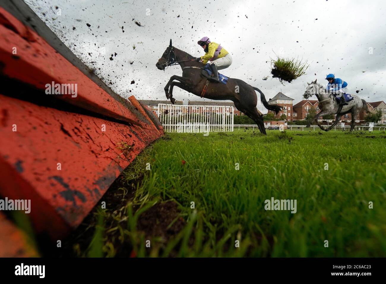 Una visione generale mentre i corridori scappano un volo di ostacoli nell'hurdle irlandese di Marketing di Mares 'Novices' (gara GBB) (Div 2) all'Ippodromo di Stratford-on-Avon. Foto Stock