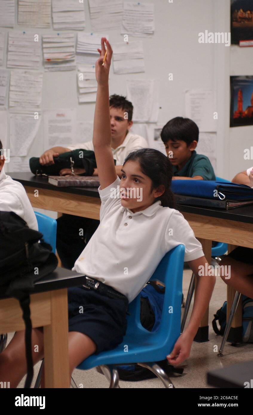 Austin, Texas USA, novembre 2003: La ragazza di sesta elementare alza la mano in classe in una scuola privata parrocchiale cattolica. ©Bob Daemmrich Foto Stock