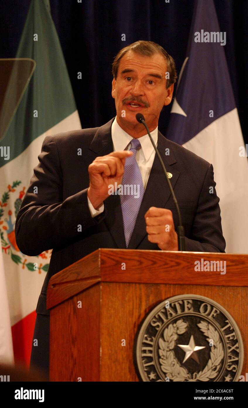 Austin Texas USA, 6 novembre 2003: Il presidente del Messico vincente Fox parla alla stampa durante una visita al Campidoglio del Texas, dove lui e il governatore Rick Perry discutono dei diritti dell'acqua, dell'immigrazione e di altre questioni di confine comuni al Texas e al Messico settentrionale. ©Bob Daemmrich Foto Stock