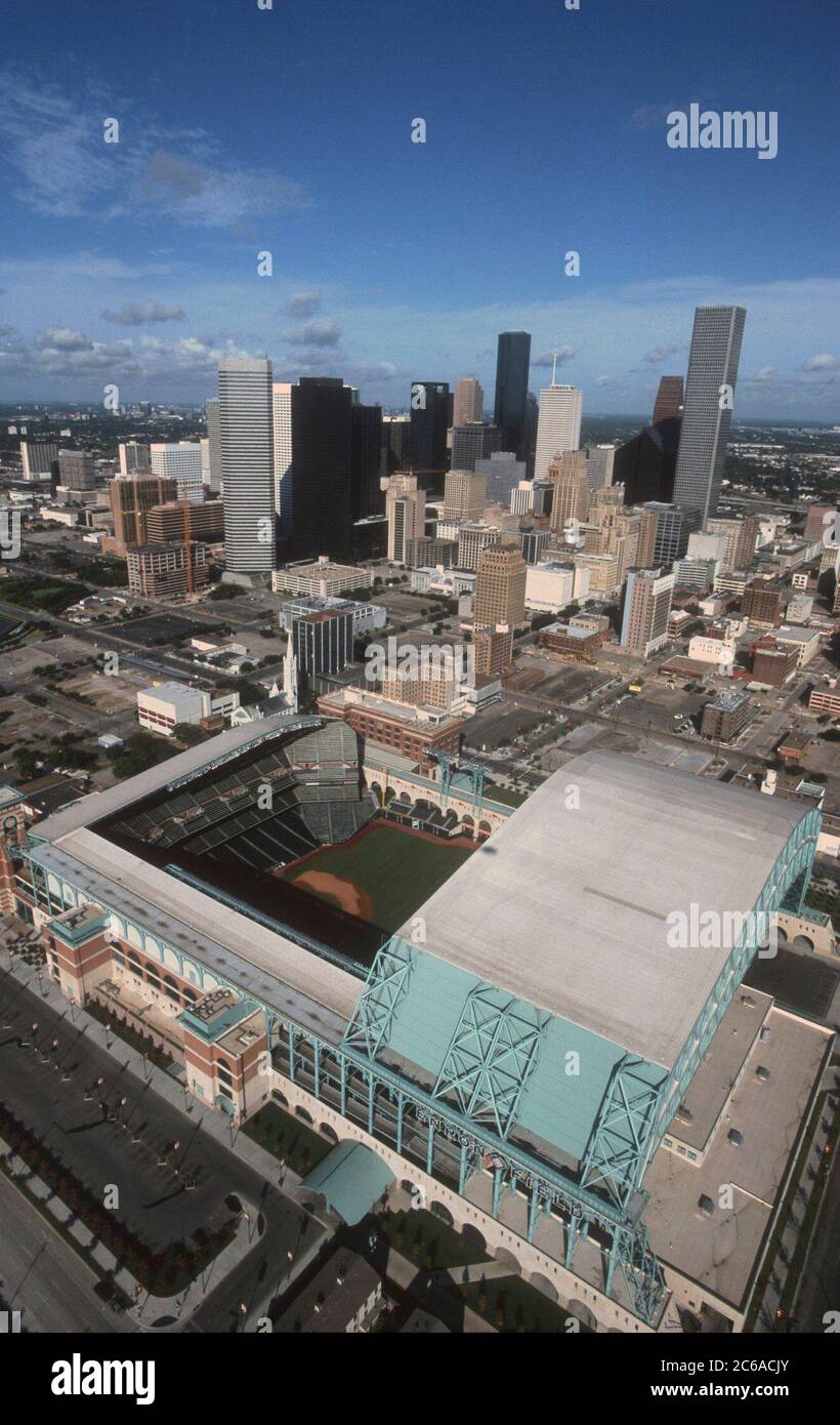 Houston, Texas agosto 2001: Enron Field nel centro di Houston, sede della squadra di baseball degli Houston Astros Major League. (Nota: Il nome dello stadio è cambiato in Minute Maid Park nel 2002 dopo il fallimento di Enron) ©Bob Daemmrich Foto Stock