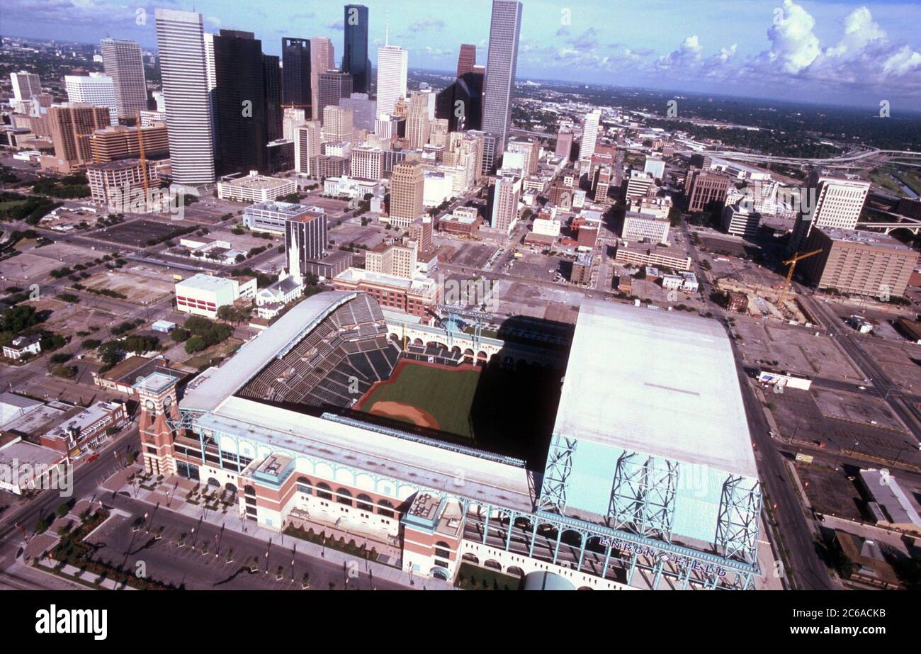 Houston, Texas agosto 2001: Enron Field nel centro di Houston, sede della squadra di baseball degli Houston Astros Major League. (Nota: Il nome dello stadio è cambiato in Minute Maid Park nel 2002 dopo il fallimento di Enron) ©Bob Daemmrich Foto Stock