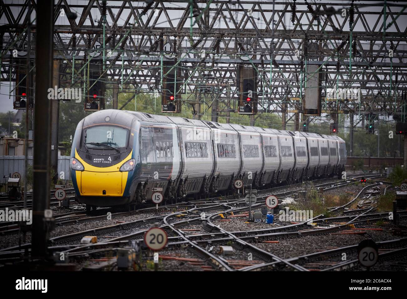 FirstGroup Trenitalia Avanti West Coast rail franchise WCML West Coast linea principale Alstom Classe 390 treno Pendolino da Londra a Manchester presso MCR Pic Foto Stock