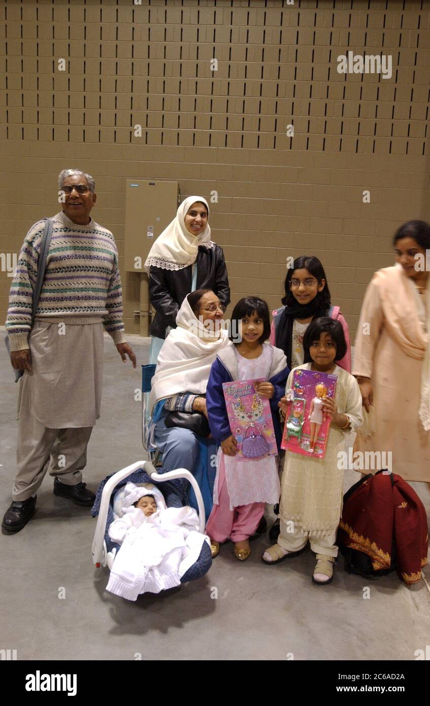 Austin, Texas 11FEB03: I musulmani della zona di Austin si riuniscono per Eid al-Adha, o Festival del sacrificio, una delle due principali celebrazioni islamiche in tutto il mondo. Il servizio di preghiera commemora la volontà del profeta Abramo di sacrificare il figlio Ismaele in risposta ad un comando di Dio. ©Bob Daemmrich Foto Stock