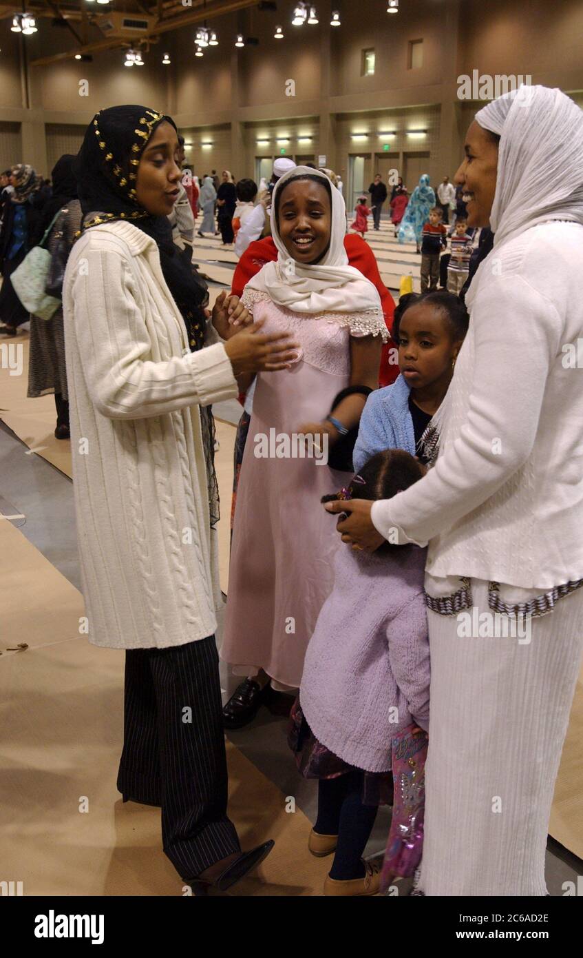 Austin, Texas 11FEB03: I musulmani della zona di Austin si riuniscono per Eid al-Adha, o Festival del sacrificio, una delle due principali celebrazioni islamiche in tutto il mondo. Il servizio di preghiera commemora la volontà del profeta Abramo di sacrificare il figlio Ismaele in risposta ad un comando di Dio. ©Bob Daemmrich Foto Stock