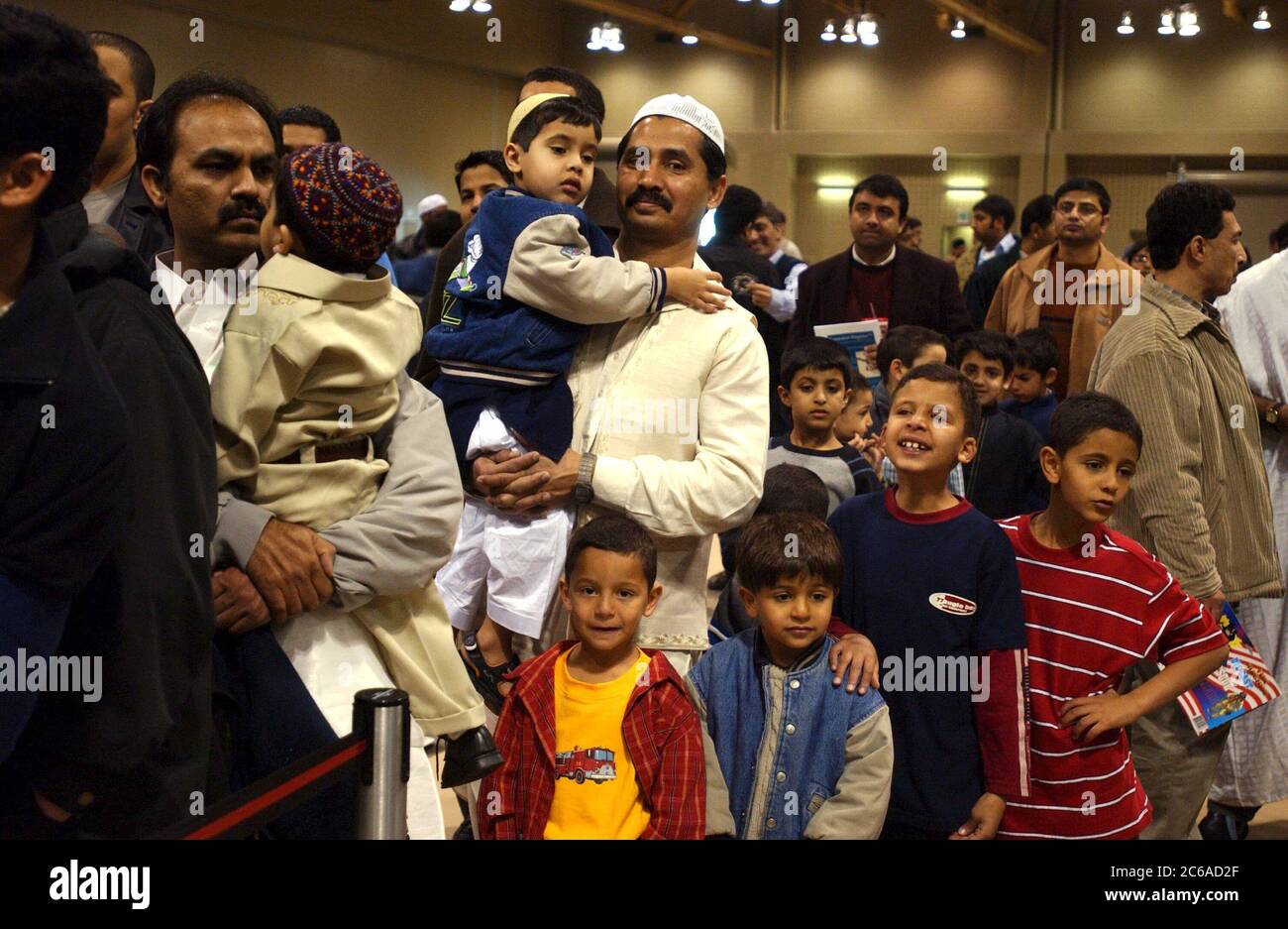 Austin, Texas 11FEB03: I musulmani della zona di Austin si riuniscono per Eid al-Adha, o Festival del sacrificio, una delle due principali celebrazioni islamiche in tutto il mondo. Il servizio di preghiera commemora la volontà del profeta Abramo di sacrificare il figlio Ismaele in risposta ad un comando di Dio. ©Bob Daemmrich Foto Stock