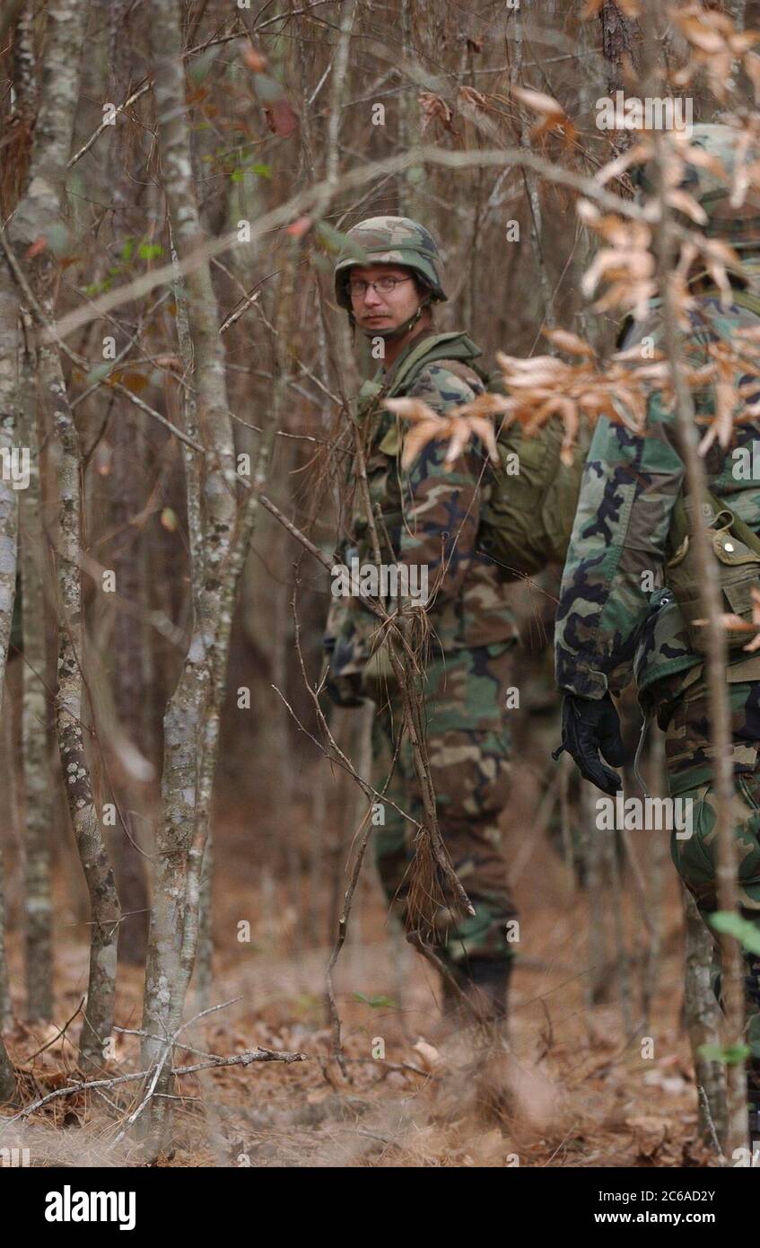 Bronson, Texas 05FEB03: Guardie nazionali cercano le aree boscose fuori dell'autostrada 96 e dell'autostrada 103 nelle contee di Sabine e St. Augustine settentrionali per parti della navetta spaziale Columbia, che si è rotta sopra il Texas orientale verso il suo atterraggio previsto in Florida. Il tempo freddo e piovoso sta ostacolando gli sforzi di ricerca a metà settimana. ©Bob Daemmrich Foto Stock
