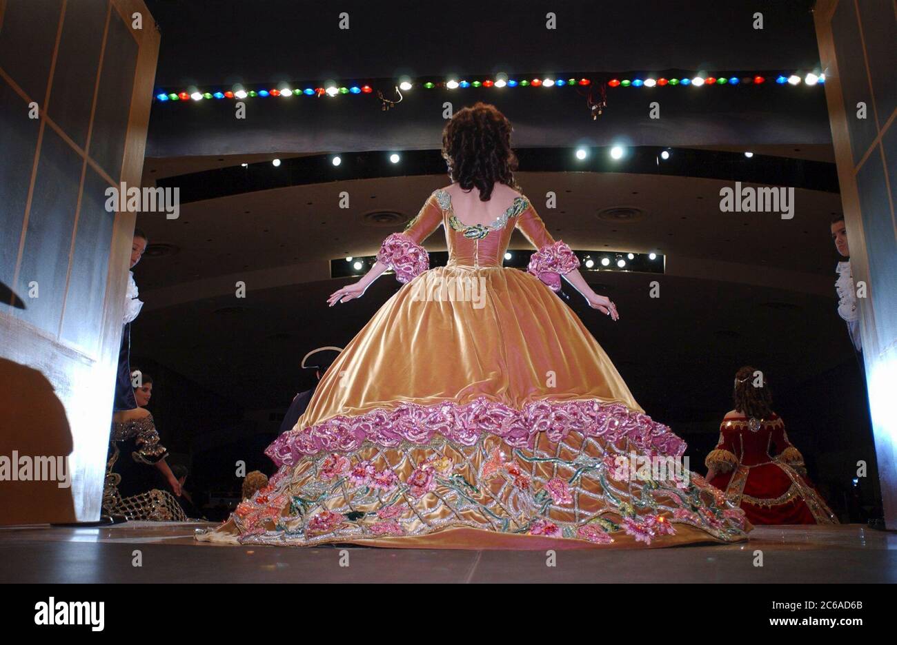 Laredo, Texas 21FEB03: La Società di Martha Washington, una storica organizzazione debutante del Texas meridionale formata nel 1939, tiene il suo gala annuale con undici ragazze che fanno il loro ingresso nella società di Laredo. Ogni debutante indossa un elaborato abito fatto a mano, che debutta sul palco quando fa il suo ingresso nella palla. ©Bob Daemmrich Foto Stock