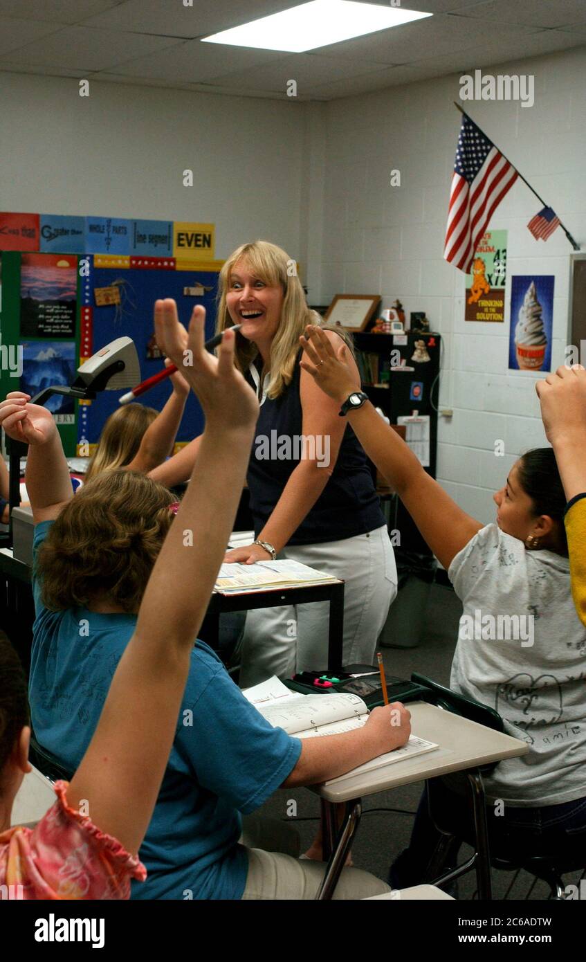Mabank, Texas USA, 10 settembre 2003: Insegnante femminile nella scuola media pubblica conduce lezioni di matematica per studenti di settima elementare. Studenti desiderosi di alzare la mano per rispondere a una domanda. IL MODELLO RILASCIA SP-71 A SP-80. ©Bob Daemmrich Foto Stock