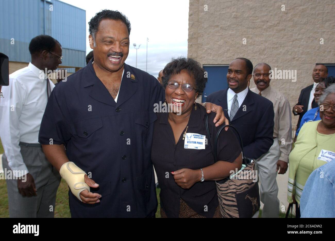 Georgetown, Texas USA, 12 settembre 2003: L'attivista per i diritti civili Rev. Jesse Jackson saluta i sostenitori neri durante la visita alla Georgetown High School. ©Bob Daemmrich Foto Stock