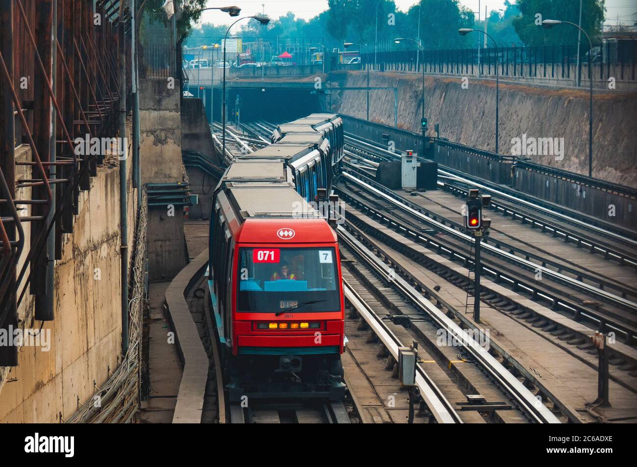 Santiago, Cile - Giugno 2014: Un treno Metro de Santiago alla linea 1 Foto Stock