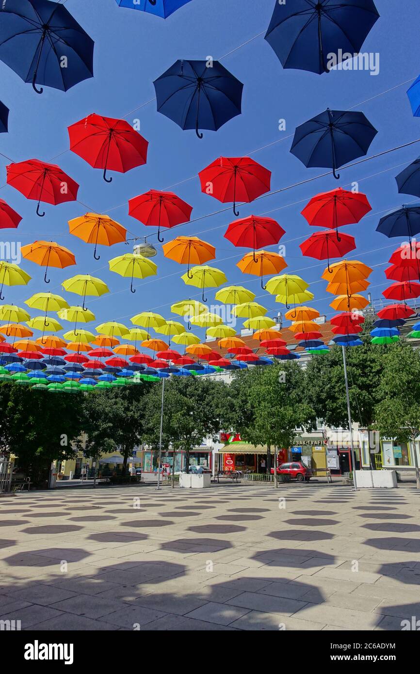 Wien, Dornerplatz, Installation Regen.WALD2 von Alain Tisserand und Karin Prauhart Foto Stock