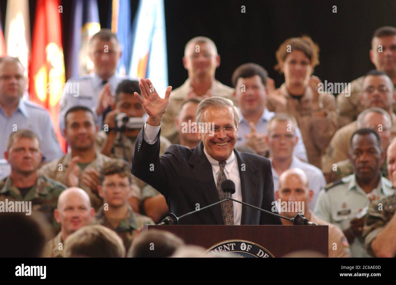 San Antonio, Texas USA, 25 agosto 2003: Il segretario alla difesa Donald Rumsfeld tiene una sessione di domande e risposte in stile municipale con circa 3.000 truppe texane in un hangar presso la Lackland Air Force base, dicendo alle truppe che i comandanti statunitensi dicono di avere abbastanza truppe per combattere gli attacchi di guerriglia in Iraq. Rumsfeld ha risposto alle domande per circa un'ora dopo aver visitato la base. ©Bob Daemmrich Foto Stock