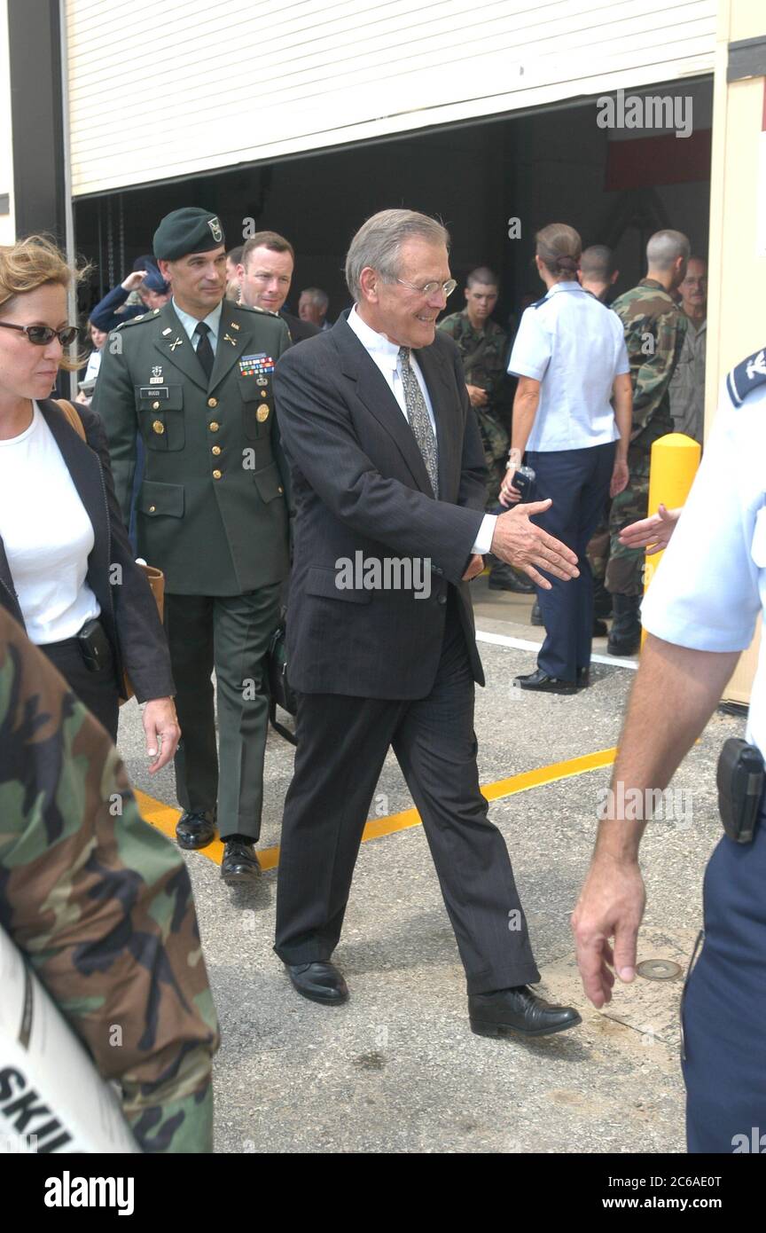 San Antonio, Texas USA, 25 agosto 2003: Il segretario alla difesa Donald Rumsfeld si prepara a stringere la mano durante un tour della Lackland Air Force base. ©Bob Daemmrich Foto Stock