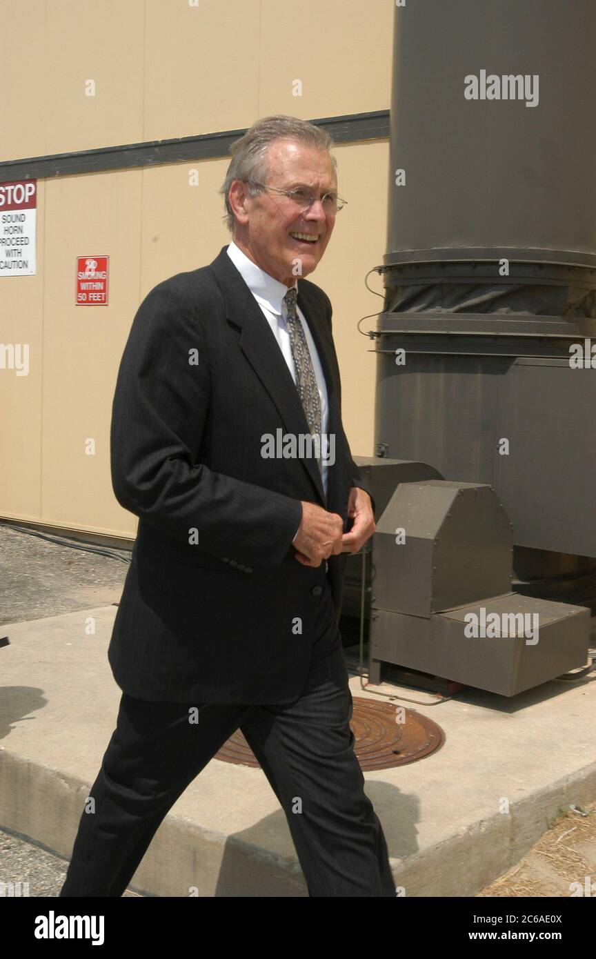 San Antonio, Texas USA, 25 agosto 2003: Il segretario alla difesa Donald Rumsfeld fa un tour della Lackland Air Force base prima di parlare con le truppe locali. ©Bob Daemmrich Foto Stock