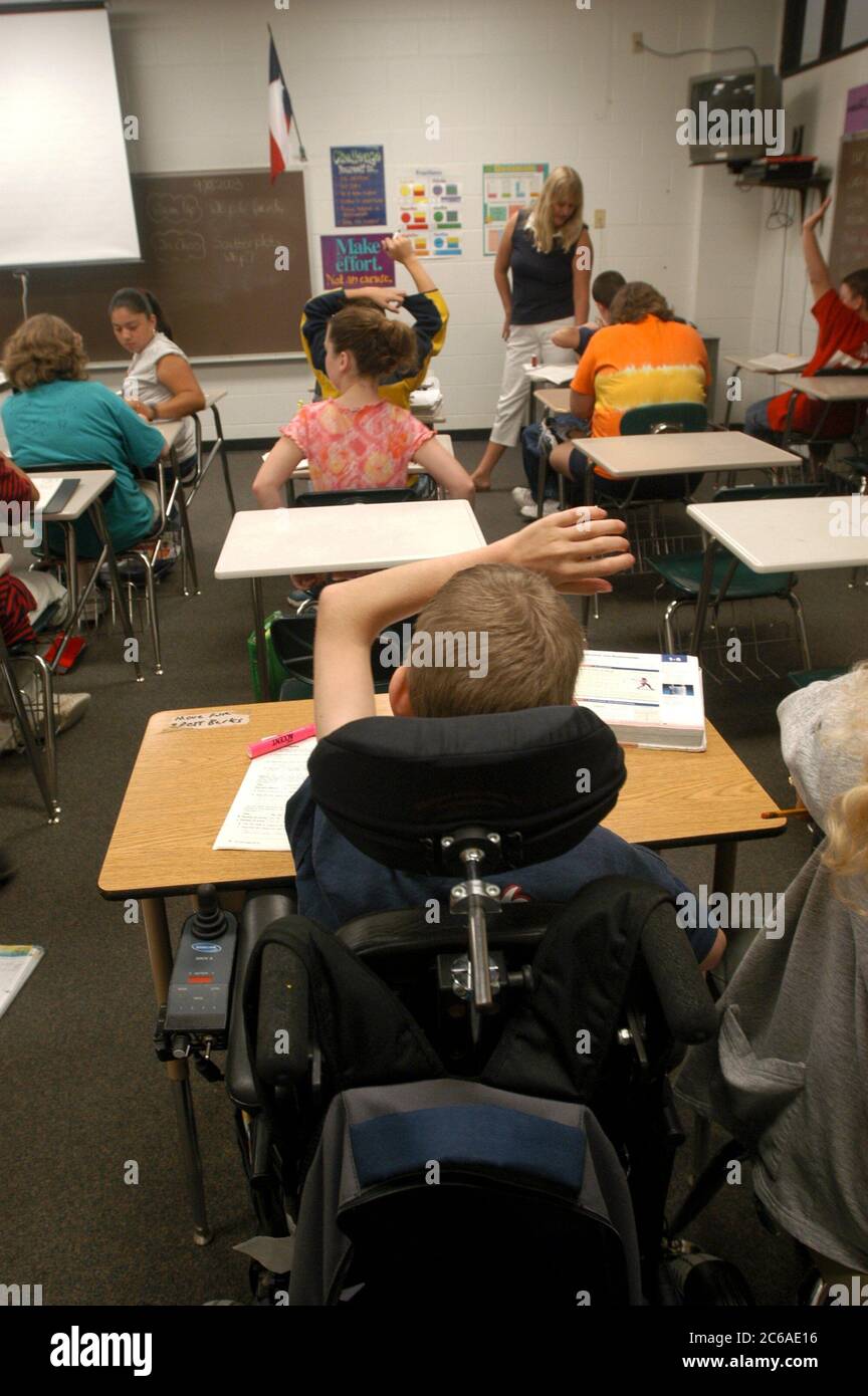 Mabank, Texas USA, 10 settembre 2003: Bambino di 12 anni legato in sedia a rotelle con paralisi cerebrale, inserito nella sua classe di settima elementare, alza la mano durante la lezione di matematica. VERSIONE DEL MODELLO SP71 ©Bob Daemmrich Foto Stock