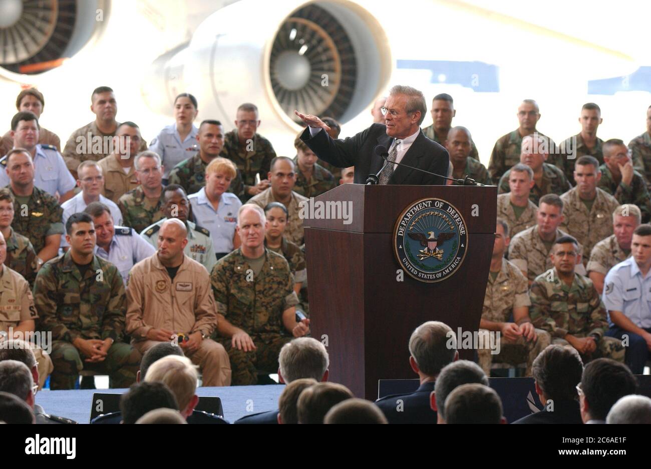 San Antonio, Texas USA, 25 agosto 2003: Il segretario alla difesa Donald Rumsfeld tiene una sessione di domande e risposte in stile municipale con circa 3.000 truppe texane in un hangar presso la Lackland Air Force base, dicendo alle truppe che i comandanti statunitensi dicono di avere abbastanza truppe per combattere gli attacchi di guerriglia in Iraq. Rumsfeld ha risposto alle domande per circa un'ora dopo aver visitato la base. ©Bob Daemmrich Foto Stock