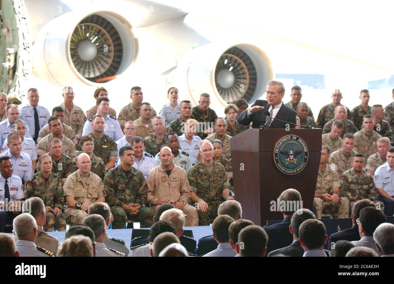 San Antonio, Texas USA, 25 agosto 2003: Il segretario alla difesa Donald Rumsfeld tiene una sessione di domande e risposte in stile municipale con circa 3.000 truppe texane in un hangar presso la Lackland Air Force base, dicendo alle truppe che i comandanti statunitensi dicono di avere abbastanza truppe per combattere gli attacchi di guerriglia in Iraq. Rumsfeld ha risposto alle domande per circa un'ora dopo aver visitato la base. ©Bob Daemmrich Foto Stock