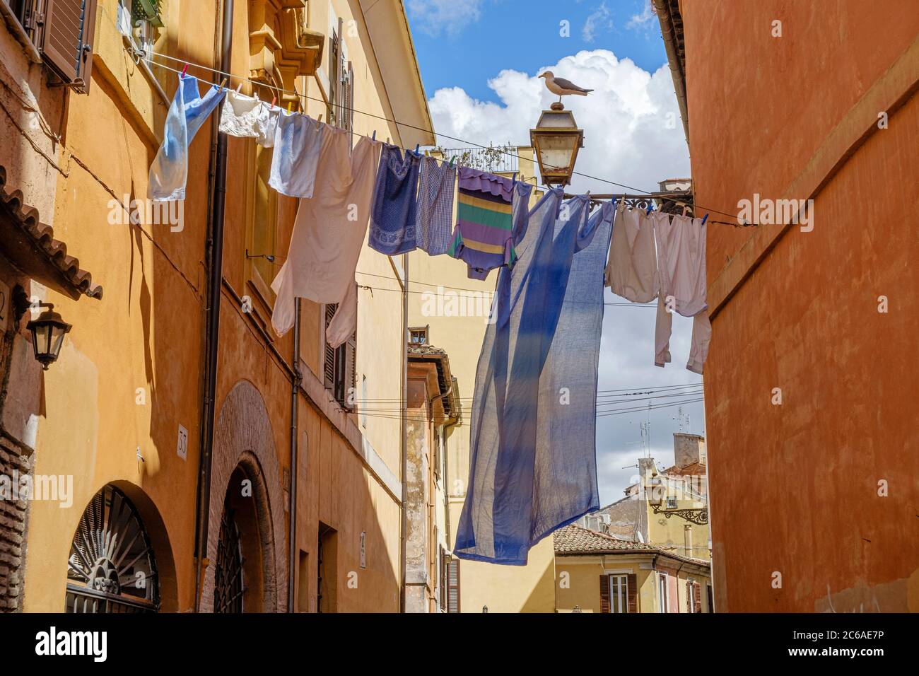 Lavaggio appeso di fronte a una strada a Roma, Italia Foto Stock