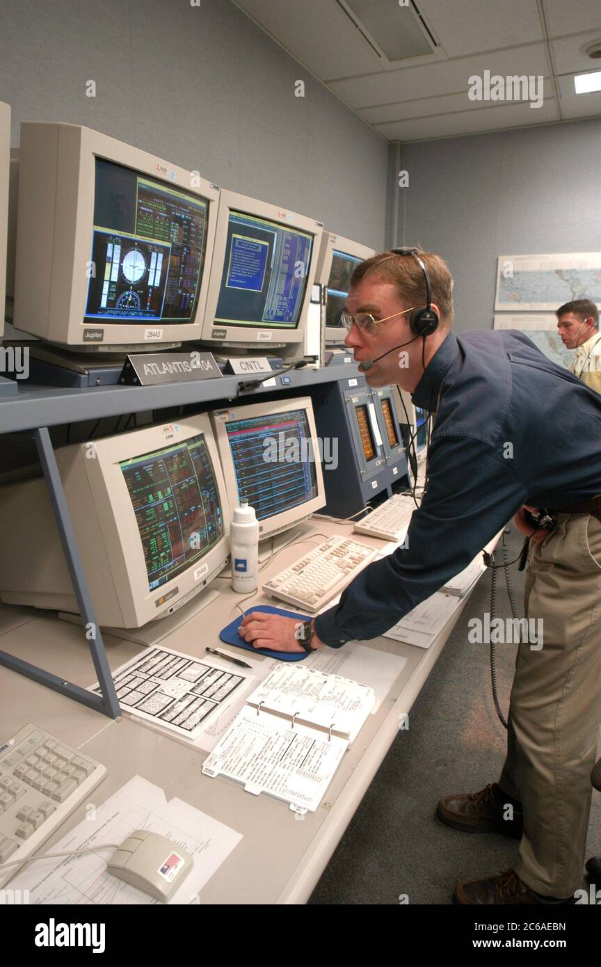 Houston Texas USA, 18 settembre 2003: Ingegnere informatico maschile che indossa cuffie lavora nella sala di controllo per il simulatore di salita/entrata basato sul movimento per lo Space Shuttle, dove gli addestratori mettono in atto scenari di missione per gli astronauti in addestramento. ©Bob Daemmrich Foto Stock