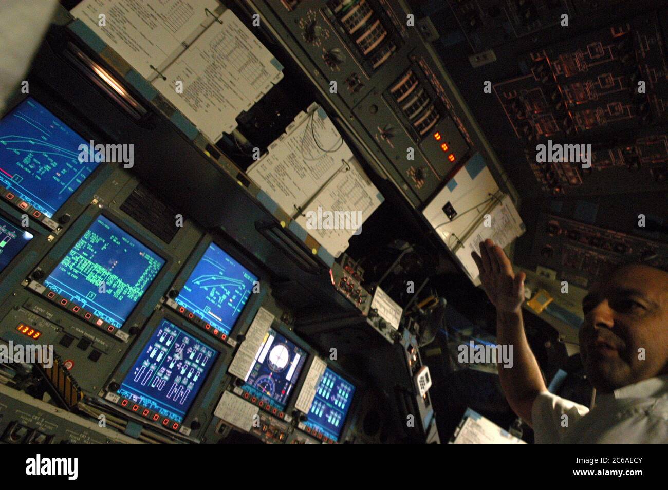 Houston, Texas USA, 18 settembre 2003: L'astronauta della NASA Mark Polanski vola sul simulatore di salita/entrata dello Space Shuttle, che è una replica esatta del ponte di volo dello shuttle reale. Gli scenari di missione sono messi in atto per testare le reazioni degli astronauti e le capacità di risoluzione dei problemi. Il Johnson Space Center della National Atmospheric and Space Administration (NASA) ha tenuto tour mediatici mentre l'agenzia si prepara per un "ritorno al volo" nel 2004, in seguito alla perdita dello shuttle spaziale Columbia il 1 febbraio 2003. ©Bob Daemmrich Foto Stock