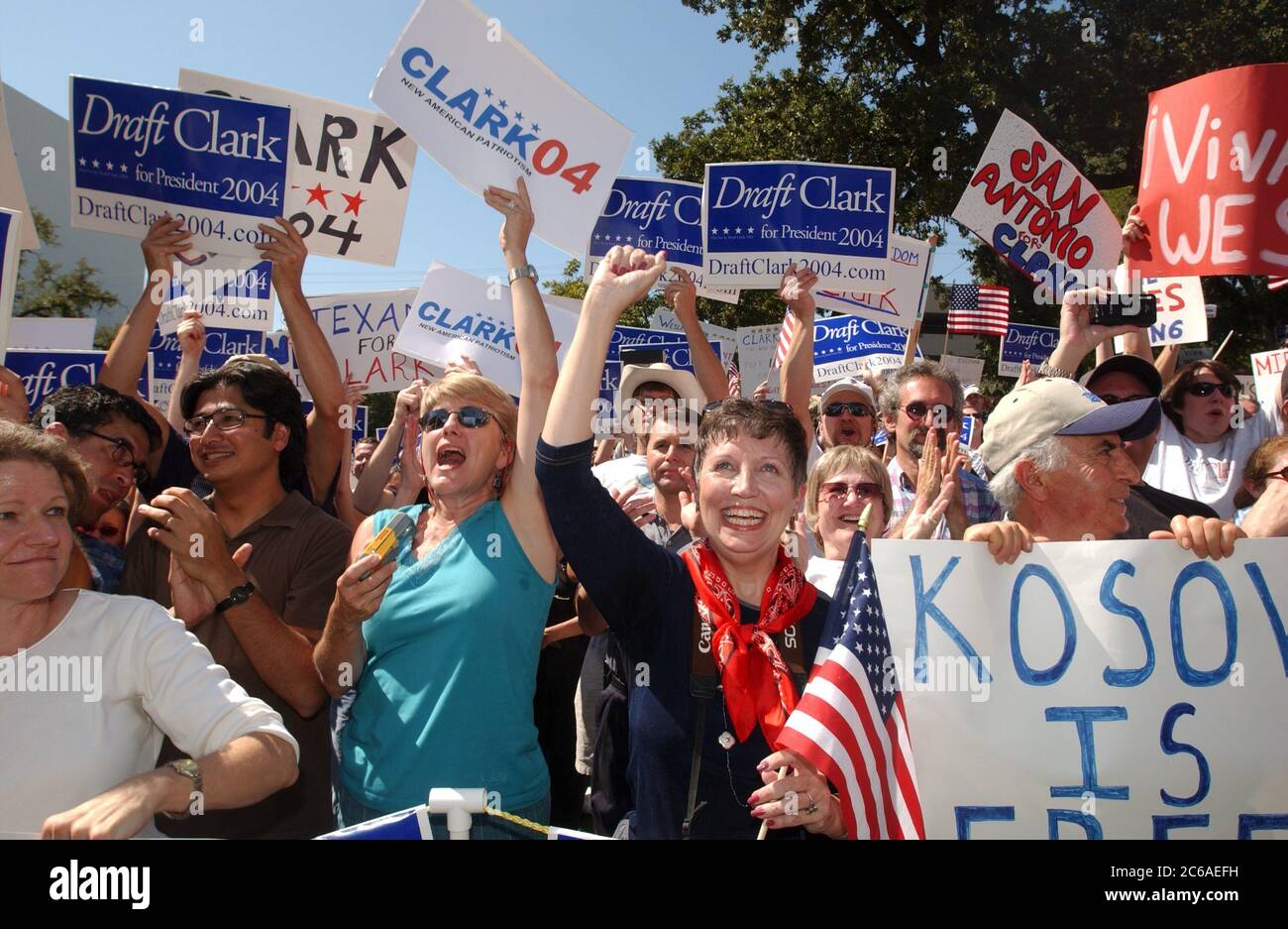 Austin, Texas USA, 29 settembre 2003: La folla fa il tifo per il generale in pensione Wesley Clark durante il suo discorso della campagna elettorale in cui ha fatto esplodere la politica estera di Pres. George W. Bush in Iraq. Clark è il più recente contendente democratico alle primarie presidenziali. ©Bob Daemmrich Foto Stock