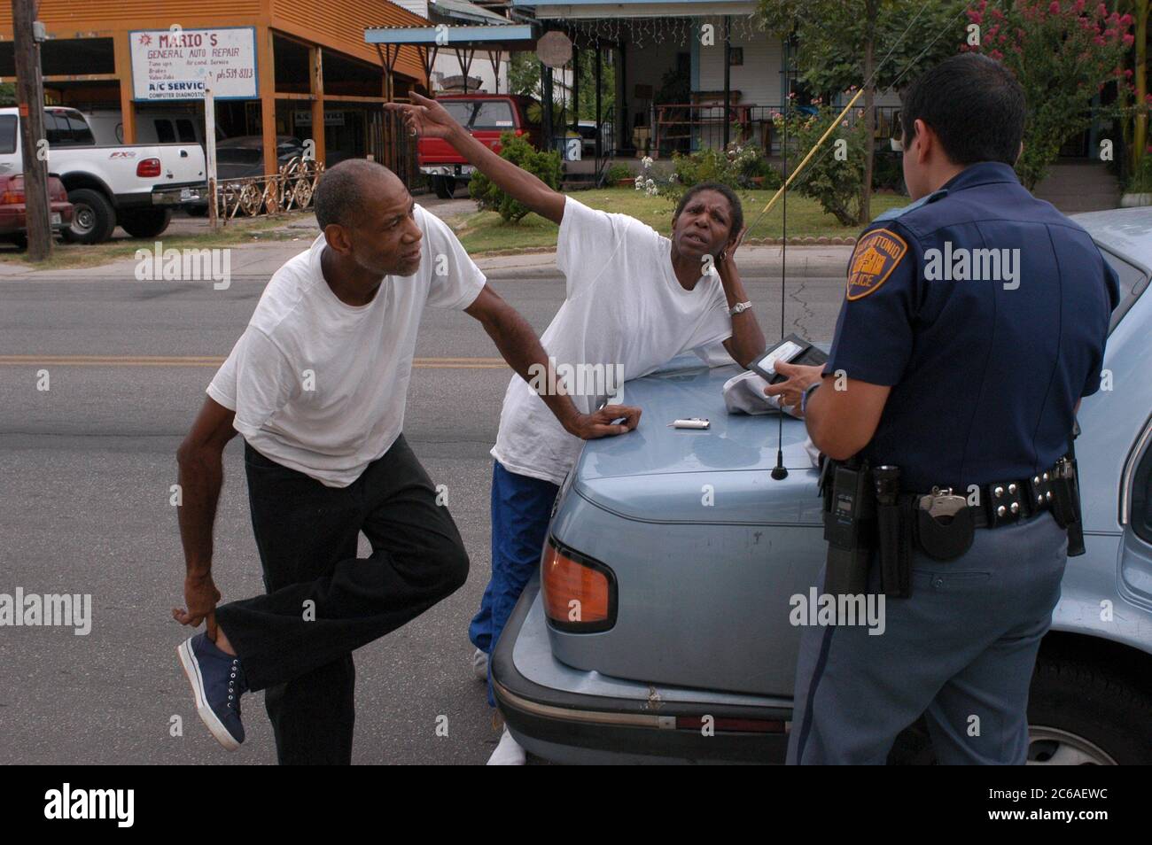 San Antonio, Texas 7-8 agosto 2003: L'ufficiale Joe Rios parla con due residenti si è fermato e cercato quando un tubo fumatore è stato trovato nella loro auto. Sono stati rilasciati. Nessuna versione del modello. ©Bob Daemmrich Foto Stock
