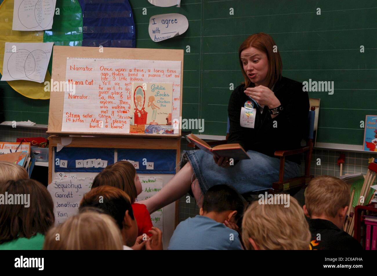 Austin, Texas USA, 3 maggio 2004: Una studentessa insegnante conduce una lezione di lettura in un'aula di prima elementare alla Barton Hills Elementary School. ©Bob Daemmrich Foto Stock