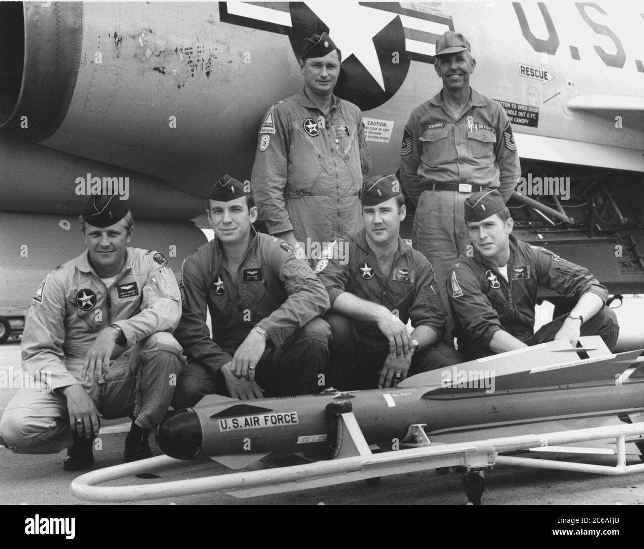 George W. Bush (prima fila, destra) nel 147th Fighter Interceptor Group della Texas Air National Guard a Ellington Field, vicino Houston. circa 1970. Credito fotografico: Biblioteca presidenziale George Bush Foto Stock