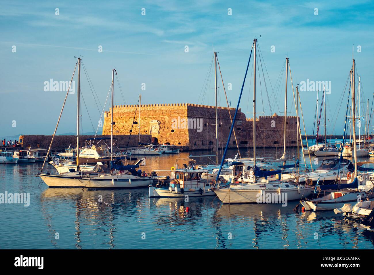 Fortezza Veneziana a Heraklion e barche da pesca ormeggiate, Creta, Grecia Foto Stock