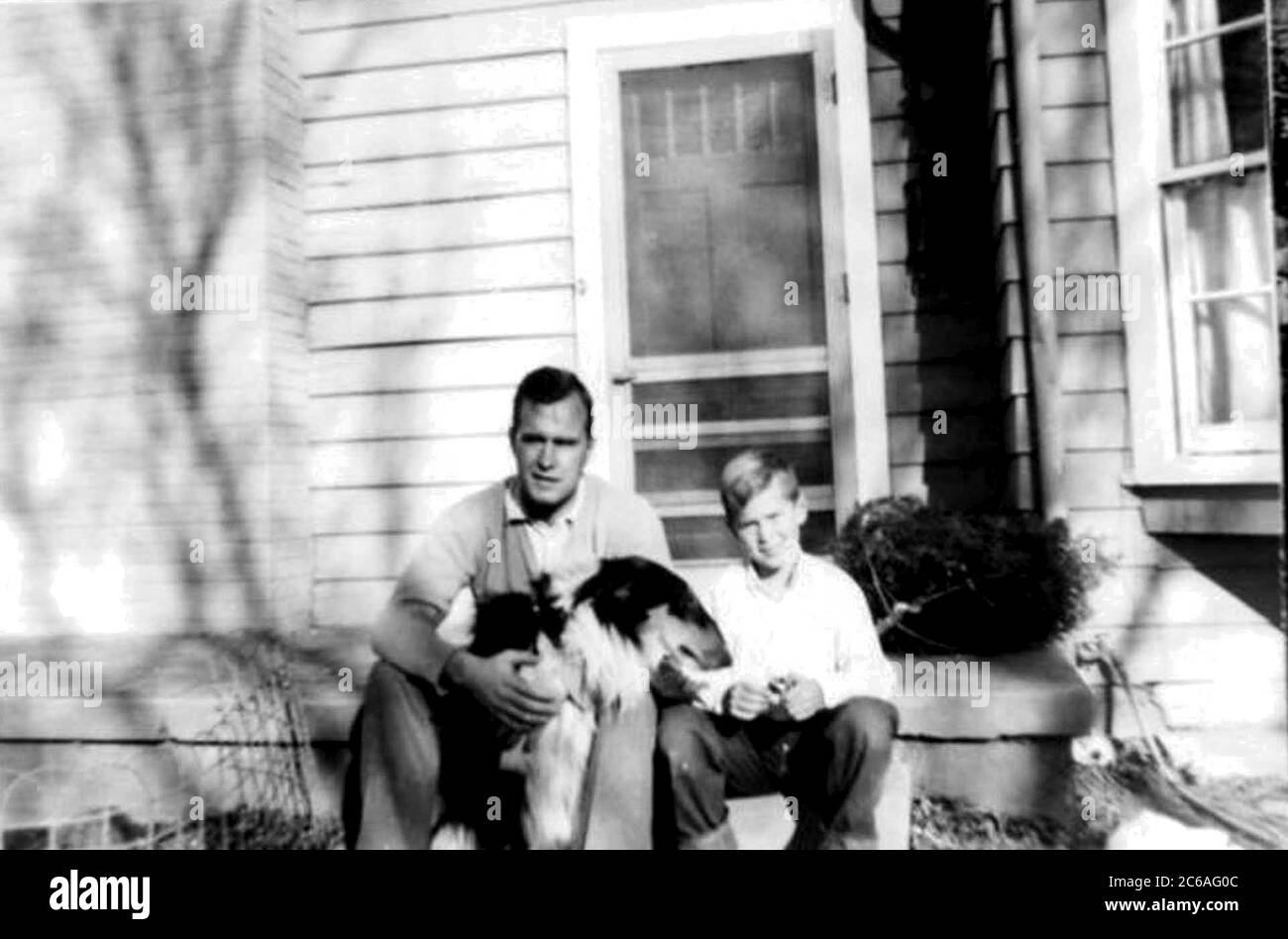 HS603 George H. e George W. Bush di otto anni, sui gradini della loro casa a Midland, Texas, USA, circa 1954. Credito fotografico: Biblioteca presidenziale George Bush Foto Stock