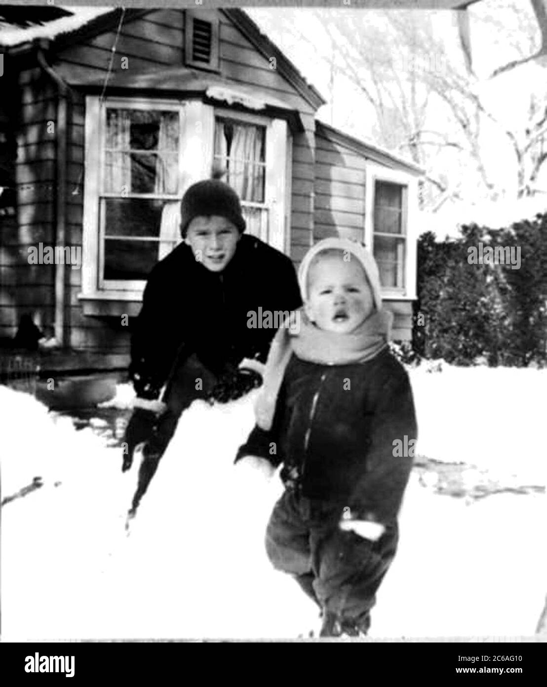 HS616 George W. Bush, di otto anni, e il fratellino Jeb Bush giocano nella neve, Midland, Texas USA, febbraio 1955. Credito fotografico: Biblioteca presidenziale George Bush Foto Stock