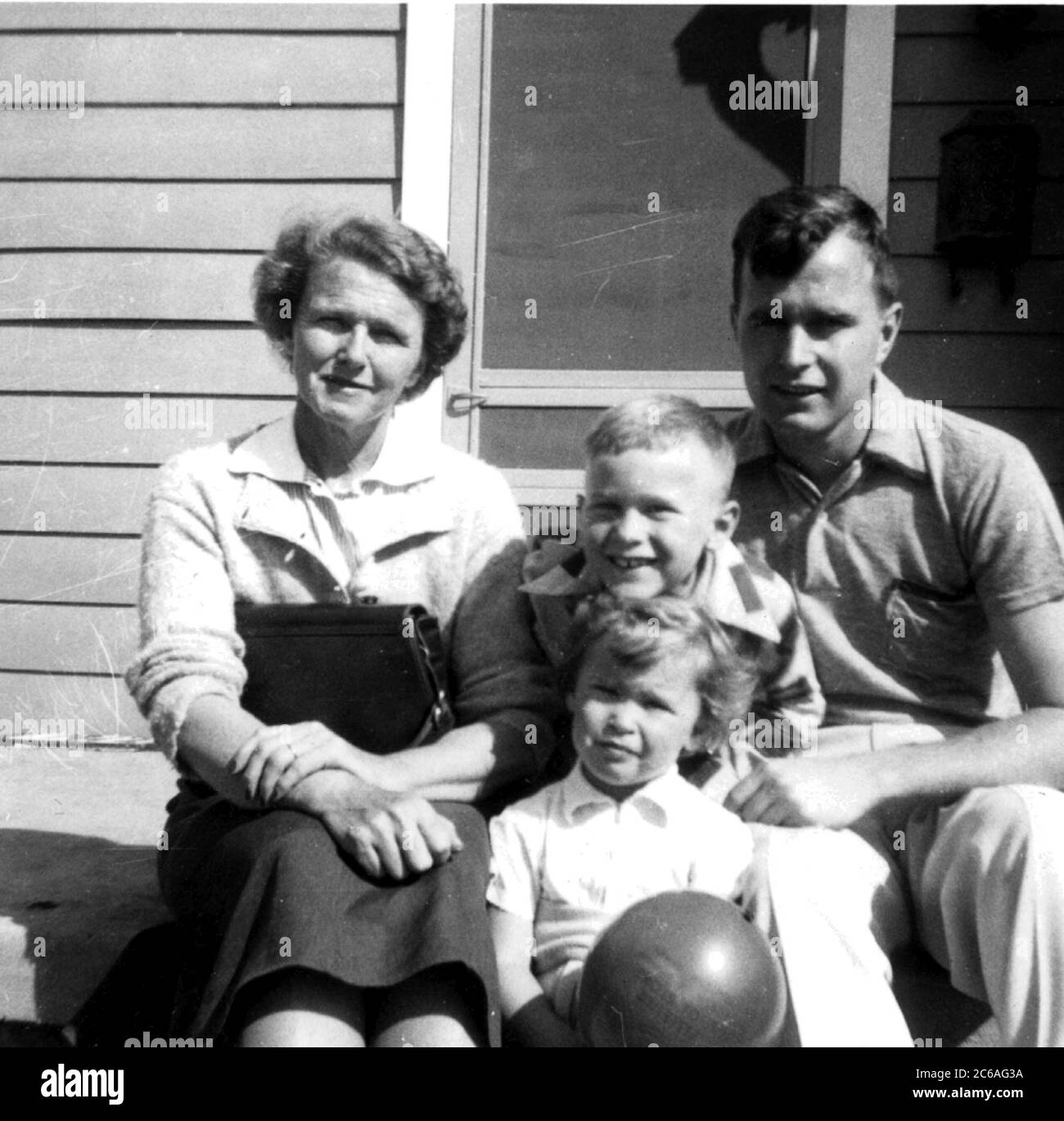 HS314 Dorothy Walker Bush con suo figlio, George H. W. Bush, e i nipoti, George W. di sei anni e Robin Bush di tre anni, aprile 1953. Credito fotografico: Biblioteca presidenziale George Bush Foto Stock