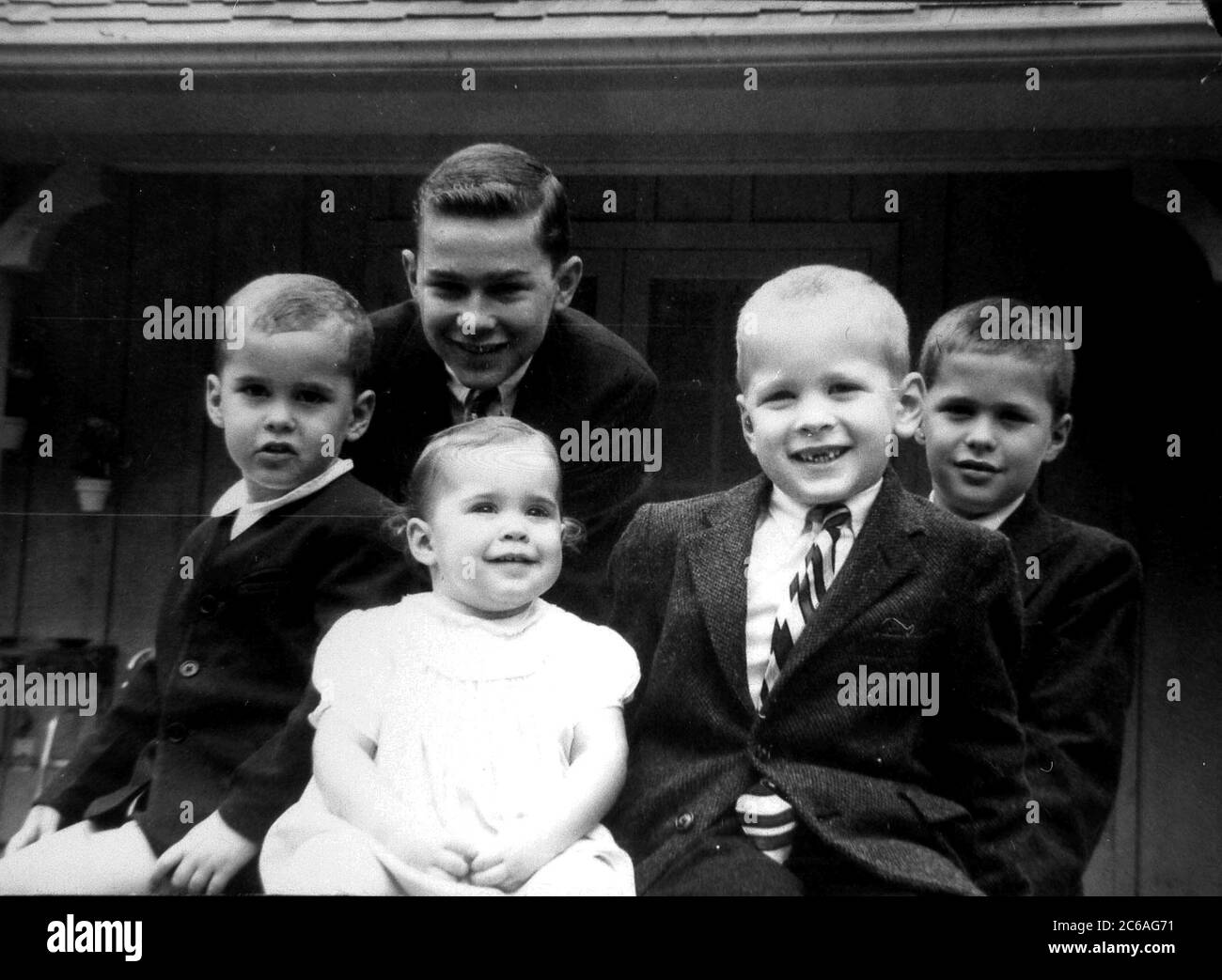 HS527 George H. W. Bush Family, da L a R: Marvin, Dorothy, Neil, and Jeb with George W. Bush standing in the background, Houston, Texas USA, Thanksgiving 1960 Photo Credit: George Bush Presidential Library Foto Stock