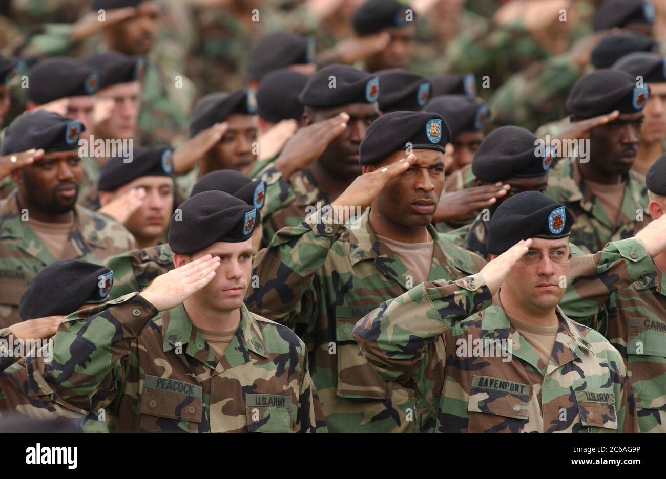 Fort Hood, Texas USA, 2 settembre 2004: Soldati con uniformi mimetiche e berretti neri salutano durante un servizio commemorativo per i 81 soldati uccisi nell'operazione Iraqi Freedom dalla 4th Infantry Division di Fort Hood. ©Bob Daemmrich Foto Stock
