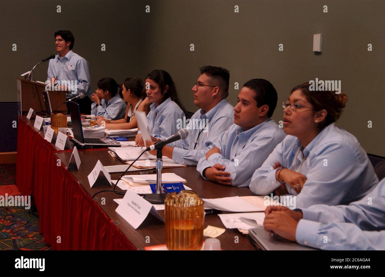 San Antonio, Texas USA, luglio 2004: Alla Convention nazionale della League of United Latin American Citizens (LULAC), i membri della task force giovanile del LULAC discutono questioni di interesse per gli adolescenti in una sessione per i membri più giovani. ©Bob Daemmrich Foto Stock San Antonio, Texas USA, luglio 2004: Alla Convention nazionale della League of United Latin American Citizens (LULAC), i membri della task force giovanile del LULAC discutono questioni di interesse per gli adolescenti in una sessione per i membri più giovani. ©Bob Daemmrich Foto Stock