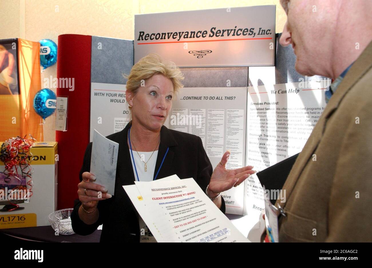 Corpus Christi Texas USA, giugno 2004: Il dirigente assicurativo del titolo maschile ascolta il rappresentante di vendita femminile per le attività di software rivolte alle imprese assicurative del titolo. ©Bob Daemmrich Foto Stock