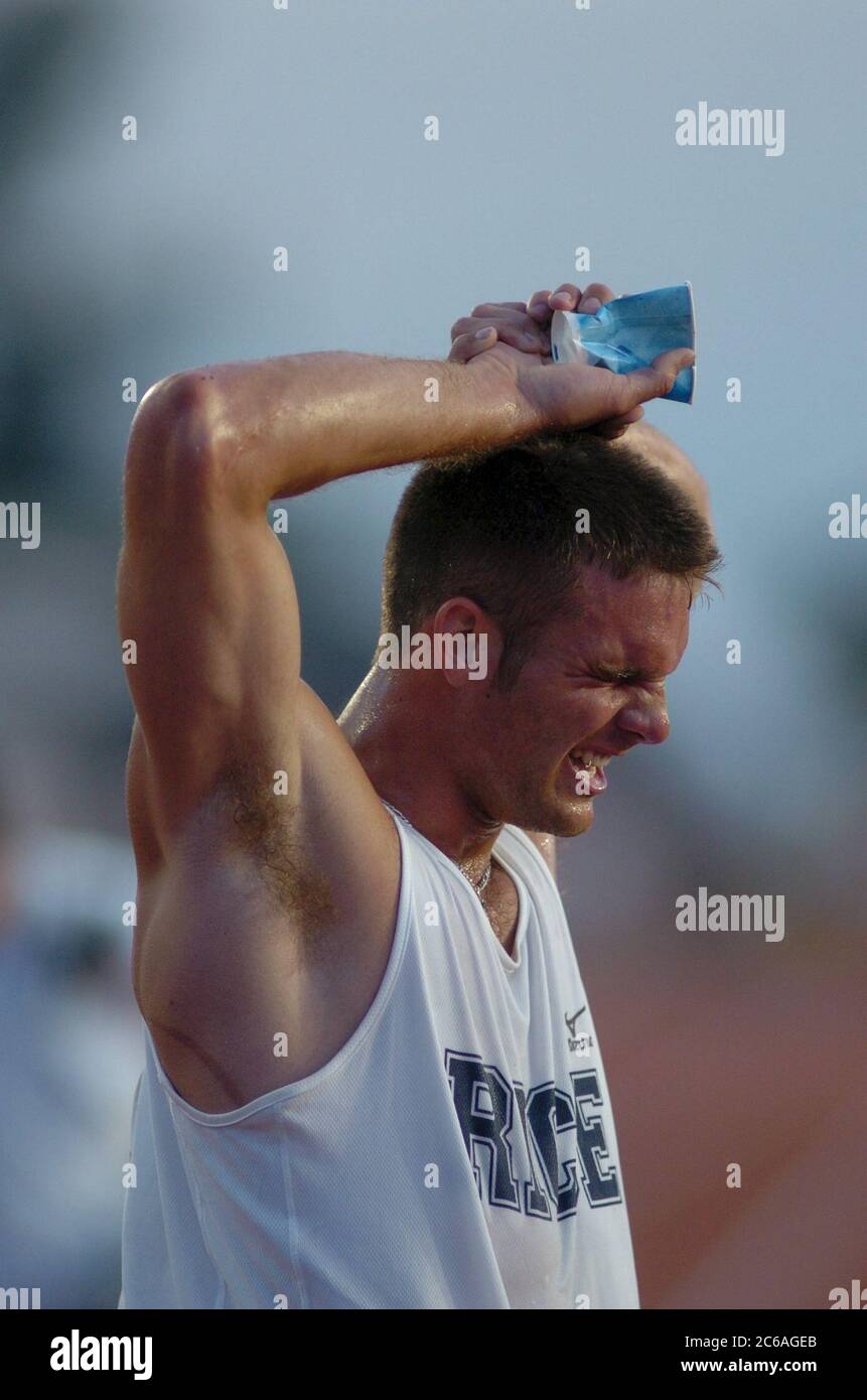 Austin Texas USA, giugno 2004: Atleta maschile bianco esausto della Rice University Winces in Pain dopo aver completato l'evento finale nel decathlon al National Collegiate Athletic Association (NCAA)) Division i Outdoor Track & Field Championships. ©Bob Daemmrich Foto Stock