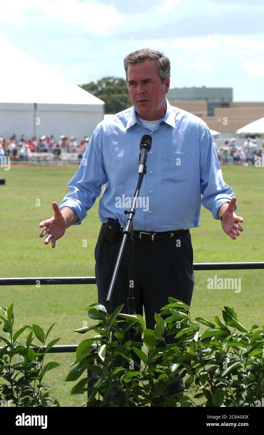 College Station Texas USA, 13 giugno 2004: Il governatore della Florida Jeb Bush, figlio dell'ex presidente degli Stati Uniti George H.W. Bush, parla con i media prima del paracadute di suo padre per celebrare il suo 80esimo compleanno. ©Bob Daemmrich Foto Stock