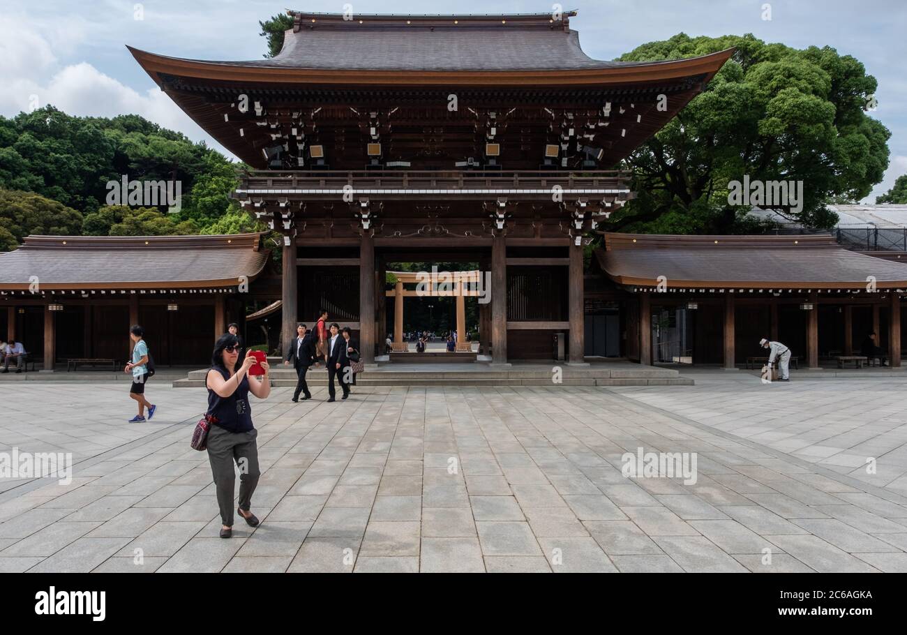 Turisti a Meiji Jingu complesso interno santuario, Tokyo, Giappone Foto Stock