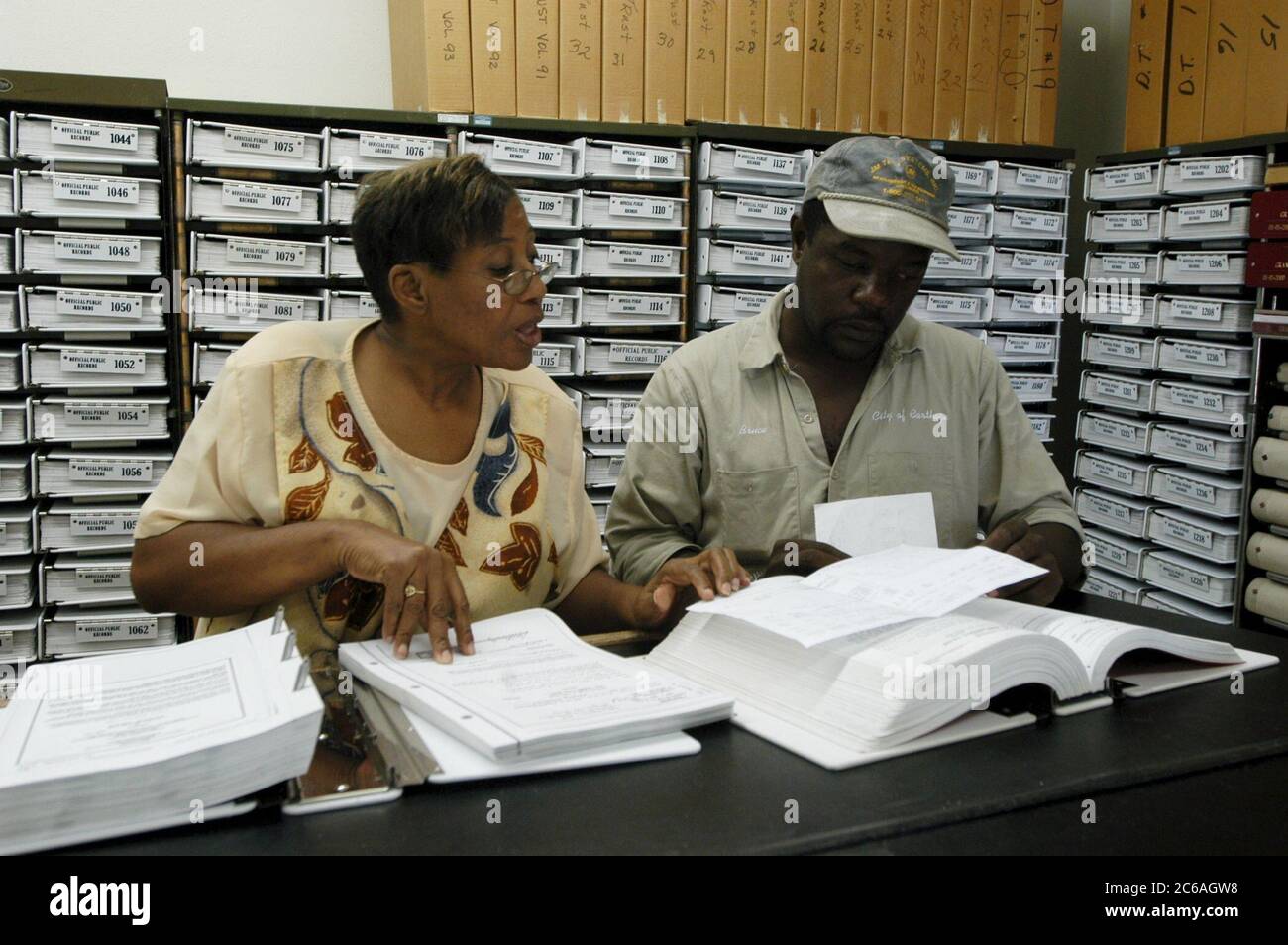 Carthage, Texas USA, luglio 2004.: Black man and woman research Land record registrati in volumi di carta presso il tribunale della contea di Panola. ©Bob Daemmrich Foto Stock