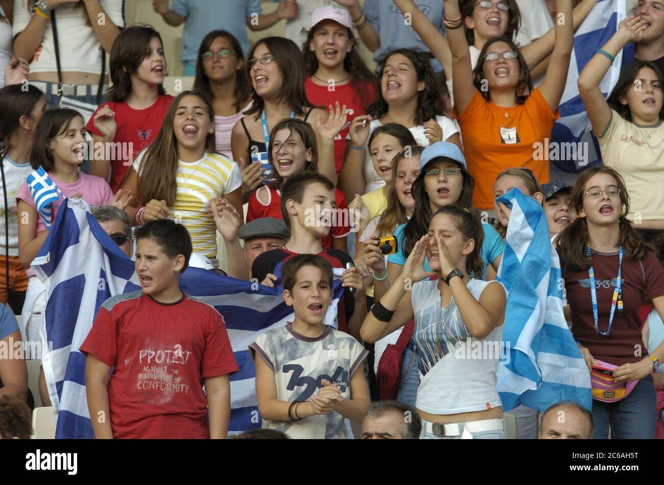 Atene, Grecia, 23 2004 settembre: Gli scolari greci allietano gli atleti di pista in una sessione mattutina dei Giochi Paralimpici. Gli studenti di Atene hanno una settimana di vacanza a scuola per assistere agli eventi storici dello Stadio Olimpico. ©Bob Daemmrich Foto Stock