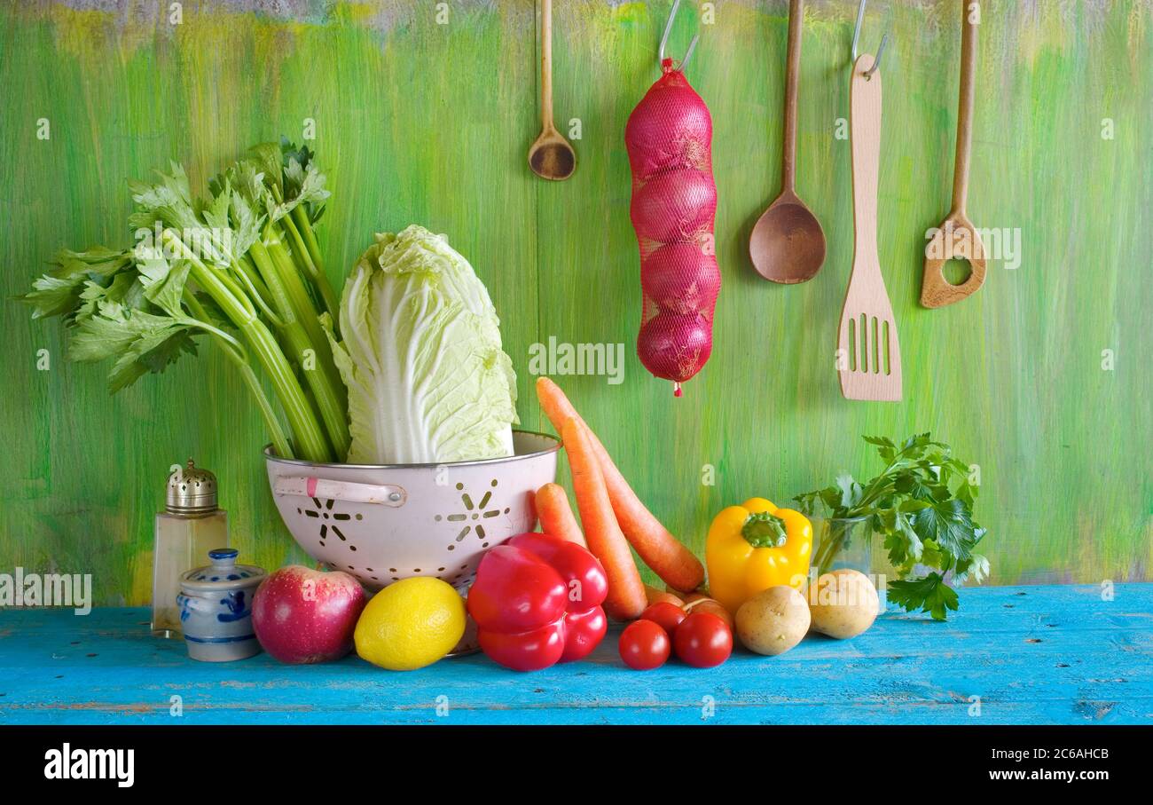 verdure, utensili da cucina, concetto di cucina, cibo sano fresco Foto Stock