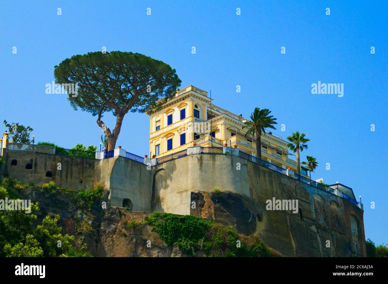 Una scogliera villa che si affaccia sul porto di Sorrento, vicino napoli, Italia Foto Stock