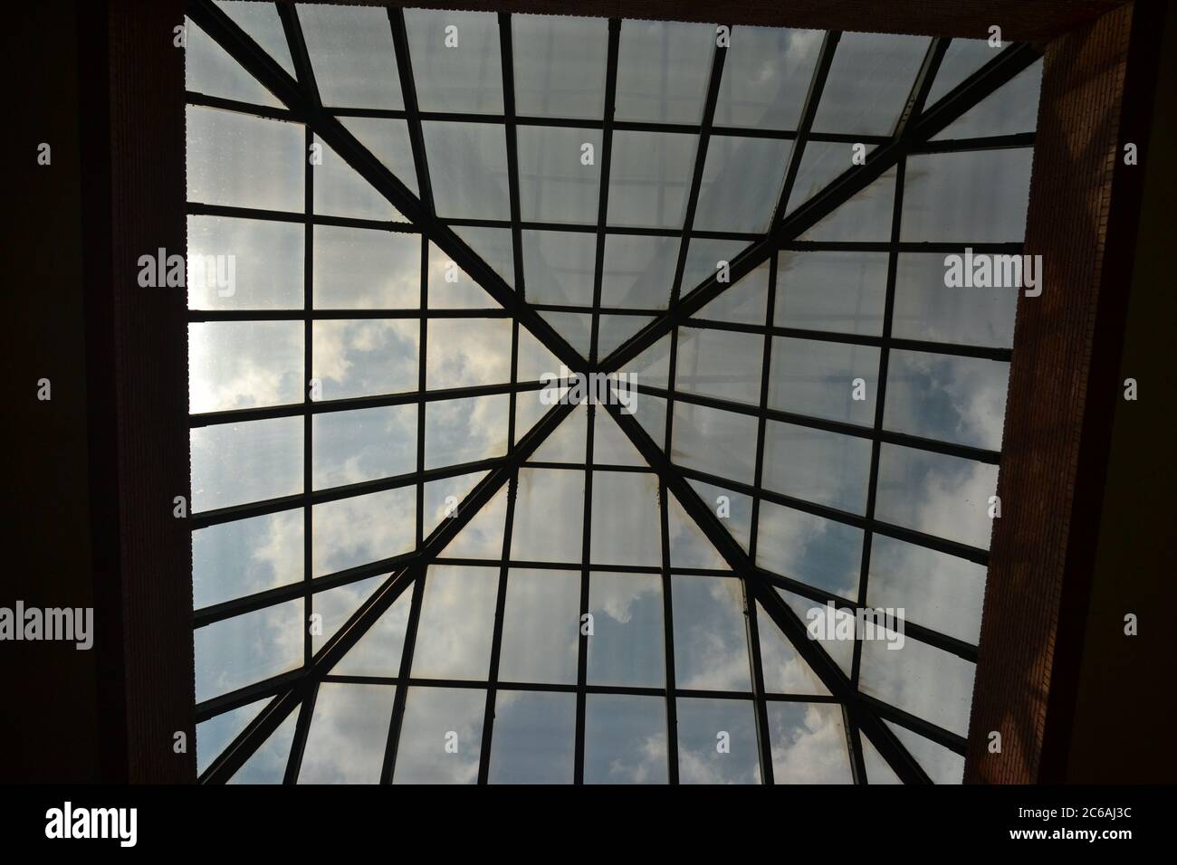 Struttura in acciaio e ferro a forma di piramide affacciata sul cielo, vista dal basso verso l'alto, con cielo blu e nuvole, Brasile, Sud America Foto Stock