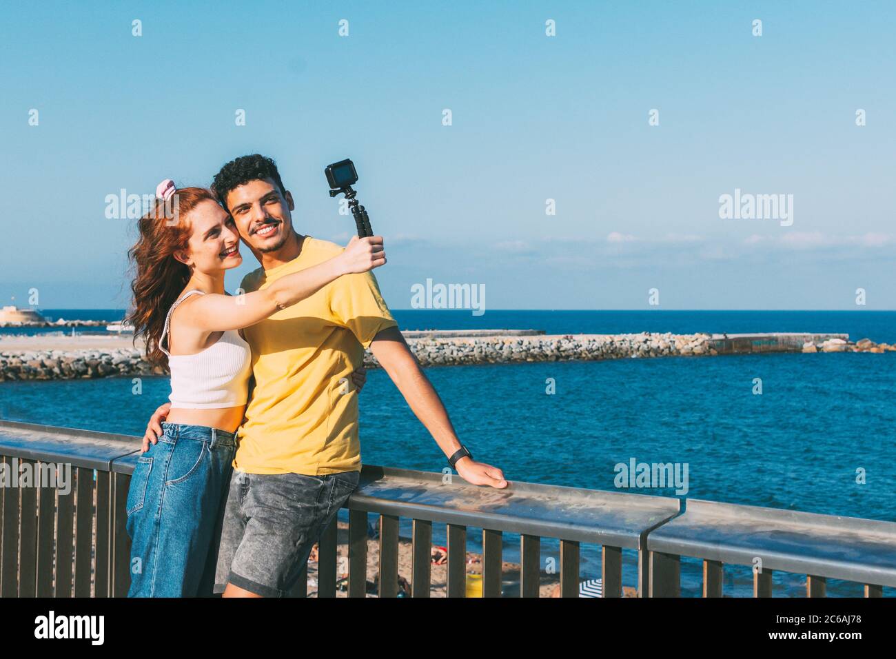 in estate, una giovane coppia prende un selfie vicino alla spiaggia Foto Stock