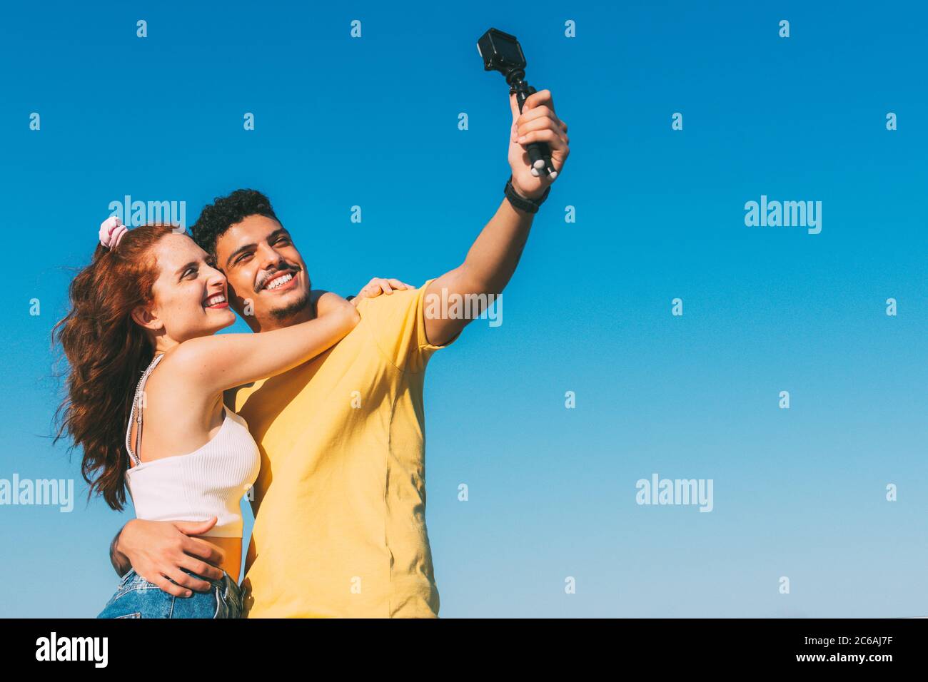 giovane coppia prende un selfie con il cielo sullo sfondo Foto Stock