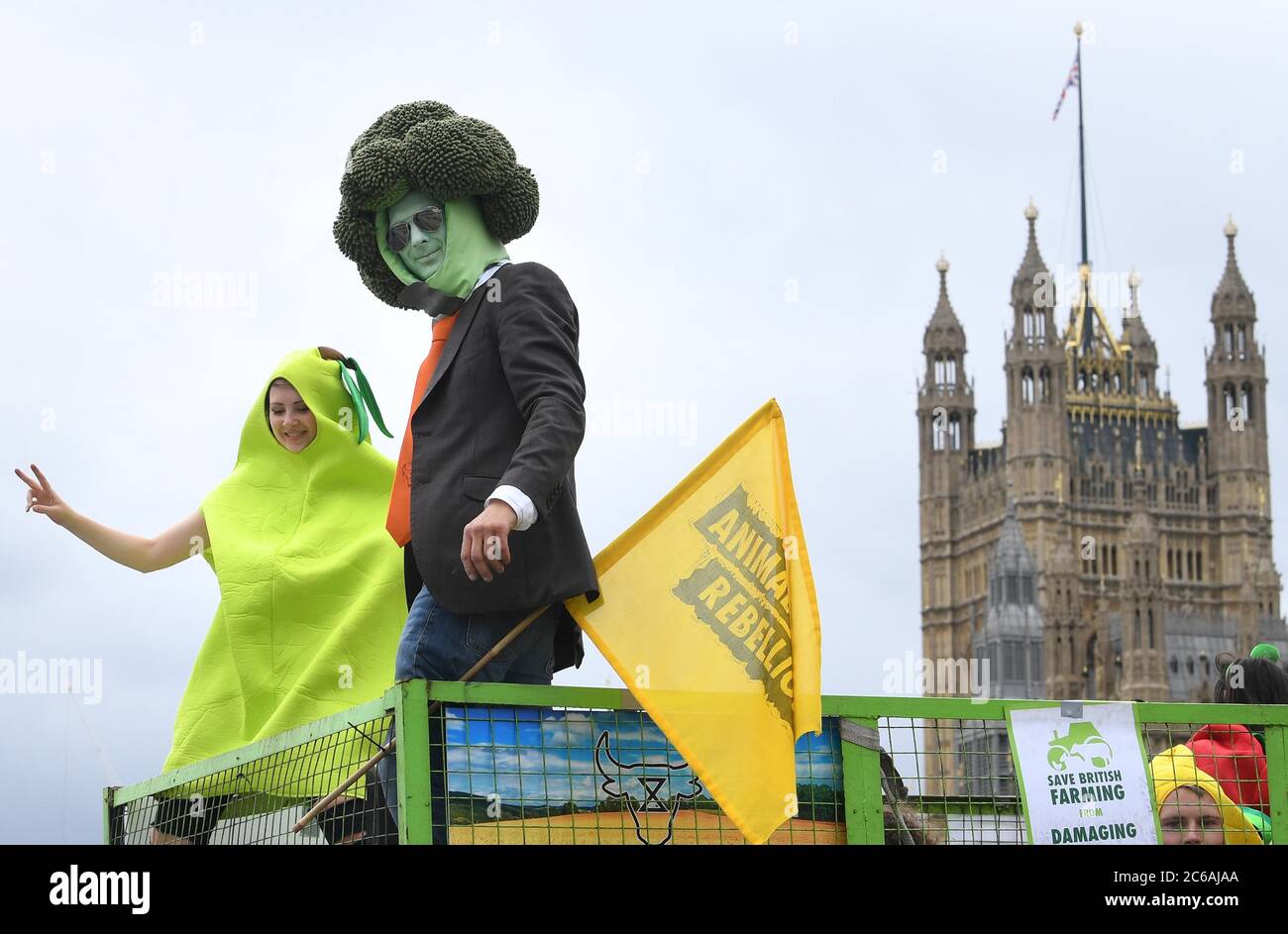 La gente durante una dimostrazione organizzata da Save British Farming (SBF) di trattori e sostenitori dell'agricoltura che si sono dimostrati lenti a Westminster, Londra, per protestare contro le minacce agli standard alimentari del Regno Unito nei futuri accordi commerciali. Foto Stock