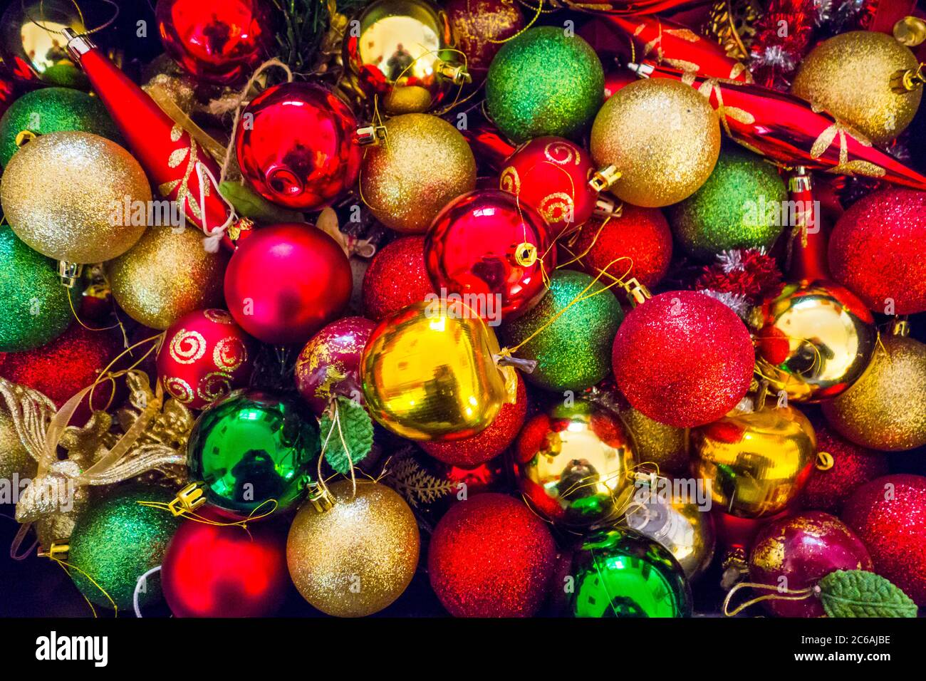 Decorazioni dell'albero di Natale su un albero Foto Stock