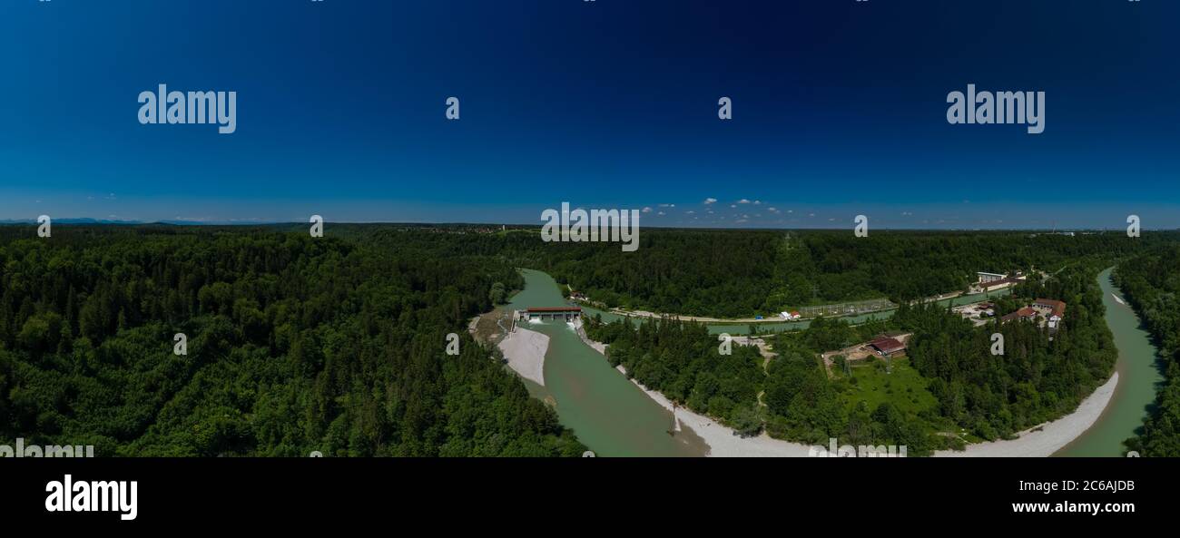 Vista aerea sul fiume bavarese Isar e un erede accanto a alberi verdi di una grande foresta. Foto Stock